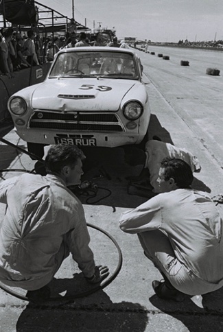 12 heures de Sebring 1964 en discussion avec son coéquipier Rays Parson